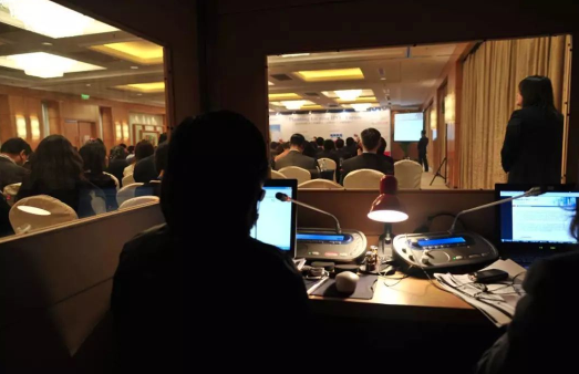 同传翻译工作图片